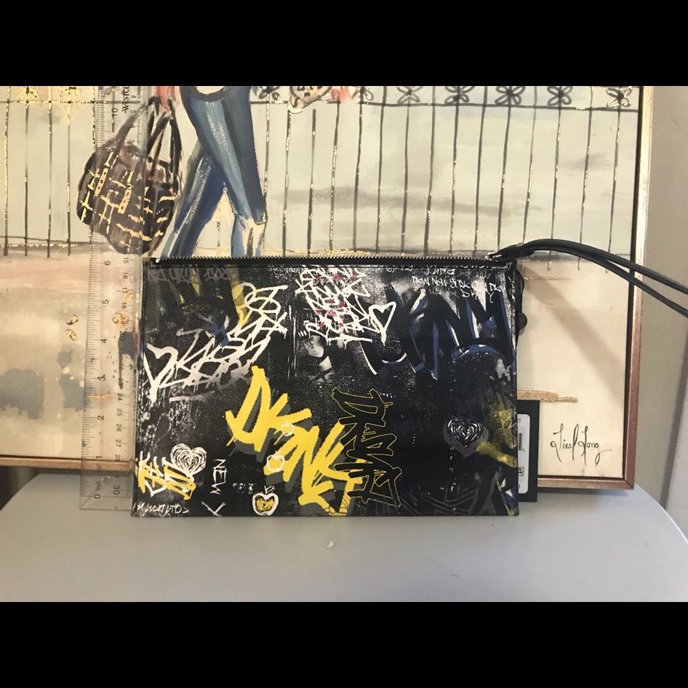 DKNY Black Multi colored Nylon Wristlet perfect for on the go 🕶💃🏼👠💄